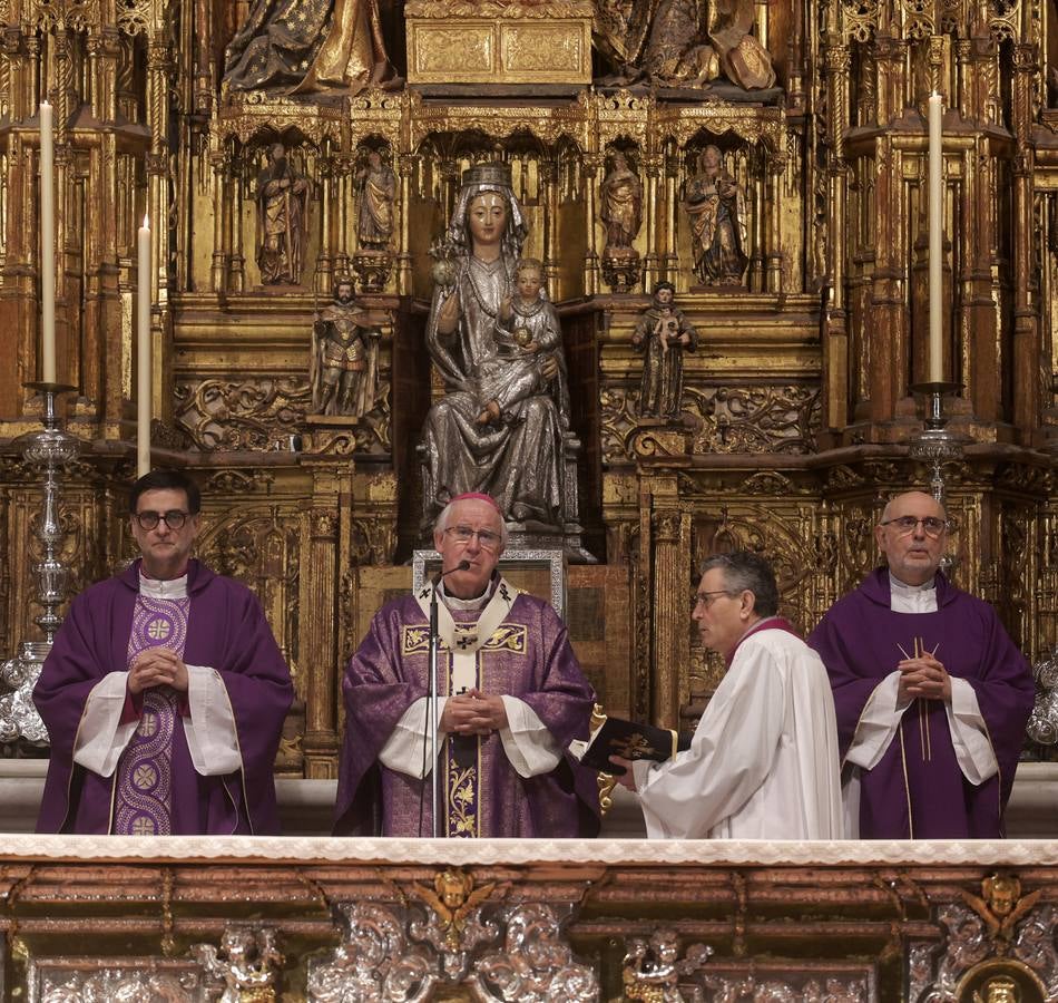 La Catedral de Sevilla se llenó de fieles para que el arzobispo les impusiera las cenizas