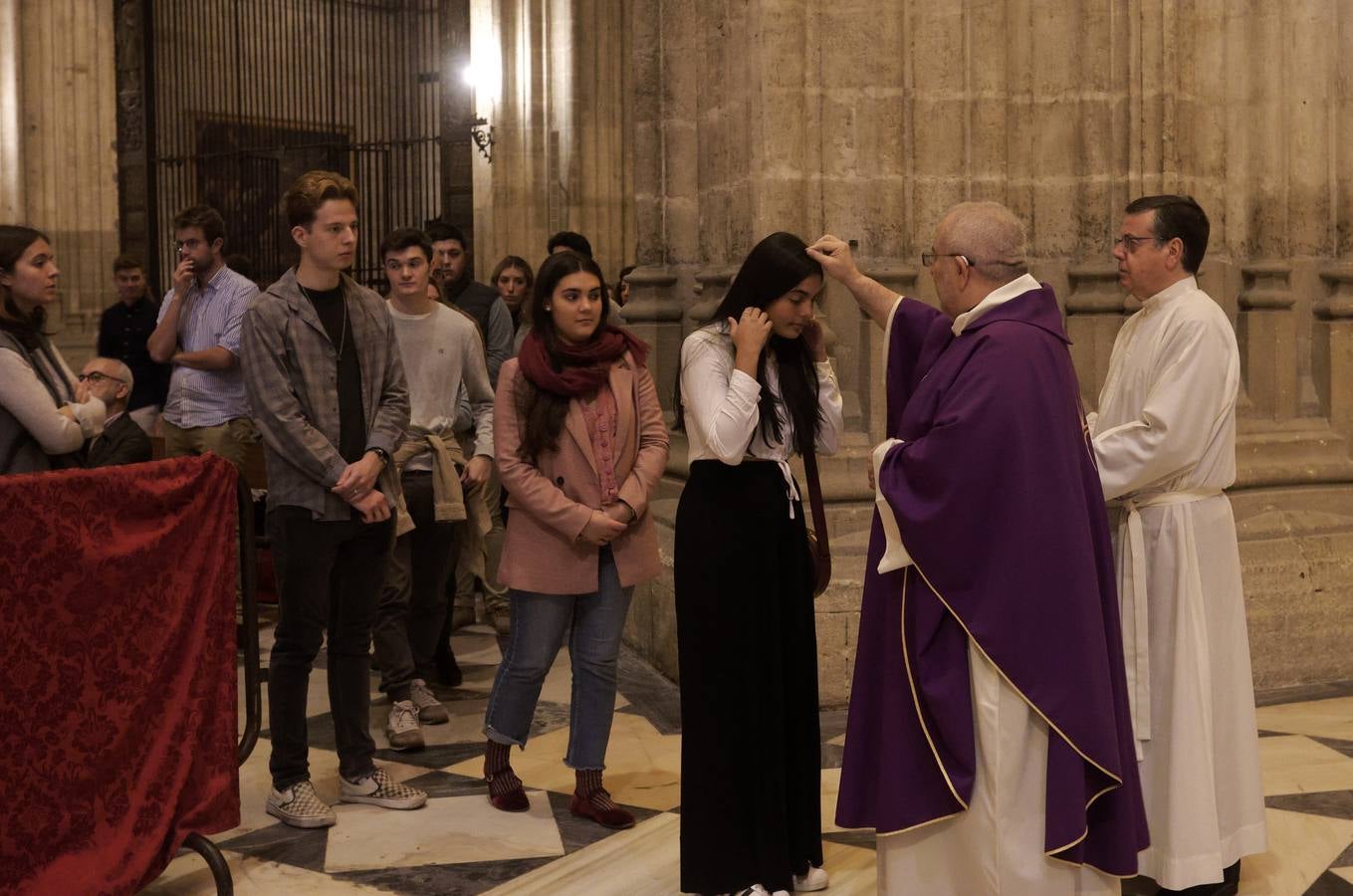 La Catedral de Sevilla se llenó de fieles para que el arzobispo les impusiera las cenizas