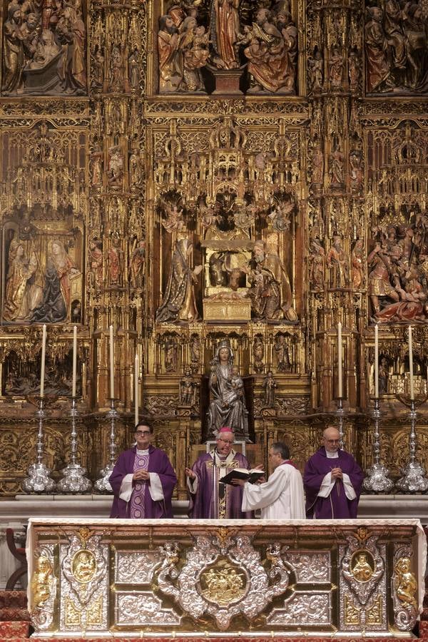 La Catedral de Sevilla se llenó de fieles para que el arzobispo les impusiera las cenizas