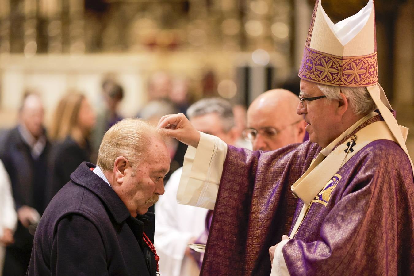La Catedral de Sevilla se llenó de fieles para que el arzobispo les impusiera las cenizas