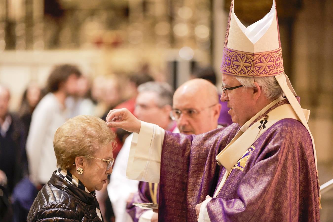La Catedral de Sevilla se llenó de fieles para que el arzobispo les impusiera las cenizas