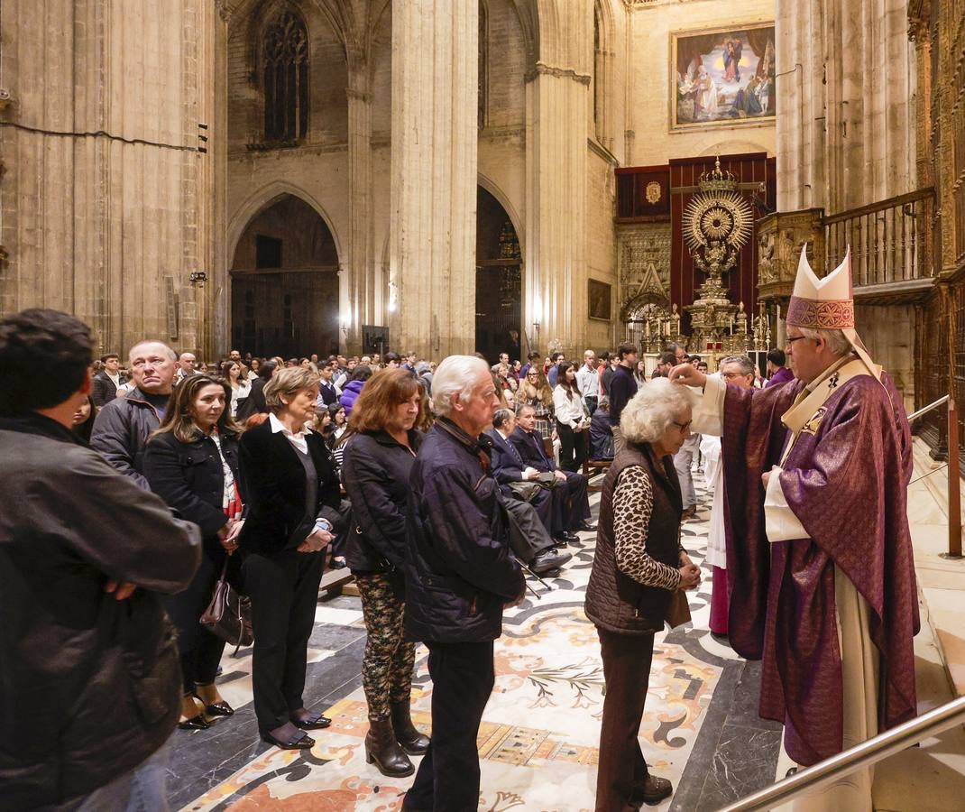 La Catedral de Sevilla se llenó de fieles para que el arzobispo les impusiera las cenizas