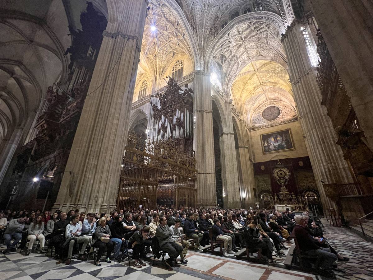 La Catedral de Sevilla se llenó de fieles para que el arzobispo les impusiera las cenizas