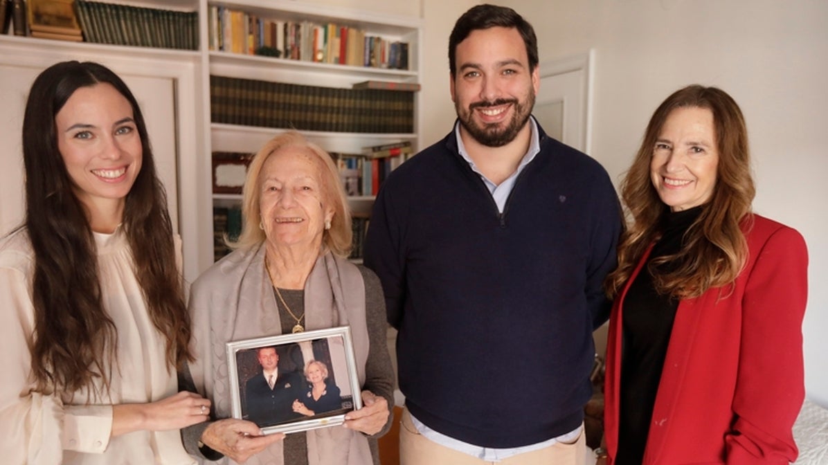 Teresa Barrio, madre del concejal asesinado, con sus nietos Clara y Alberto, y su hija Teresa Jiménez-Becerril
