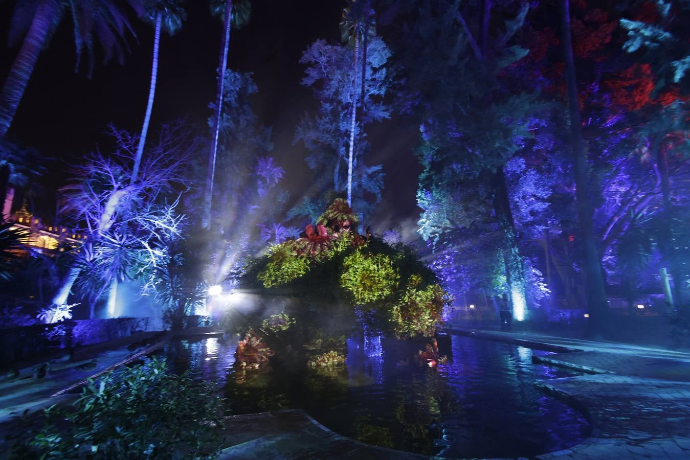 Los jardines del Alcázar durante el espectáculo de luz y color que aumenta aún más si cabe la belleza de este espacio