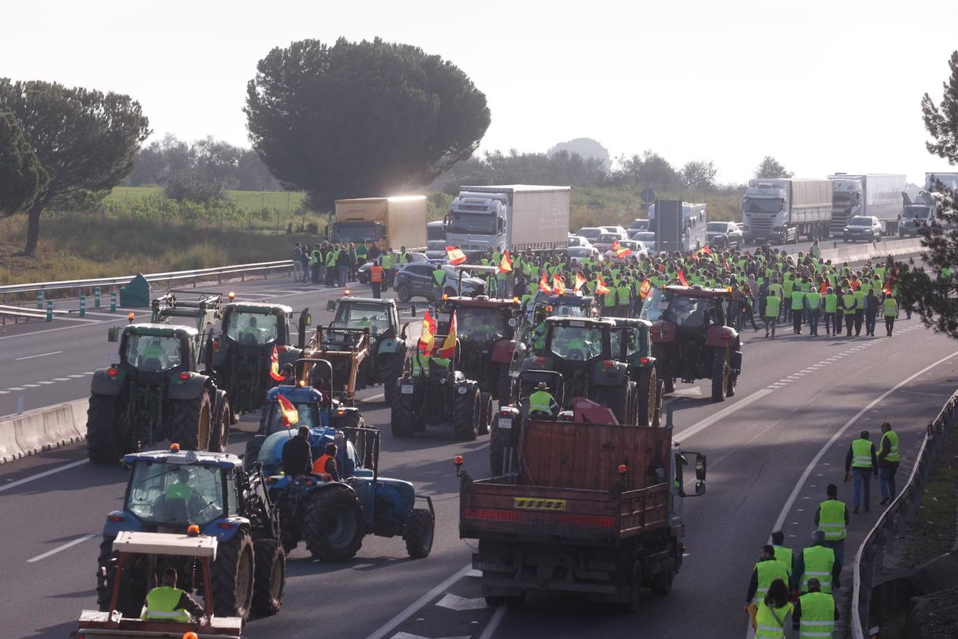 Cortes de tráfico en la A-49 debido a las tractoradas