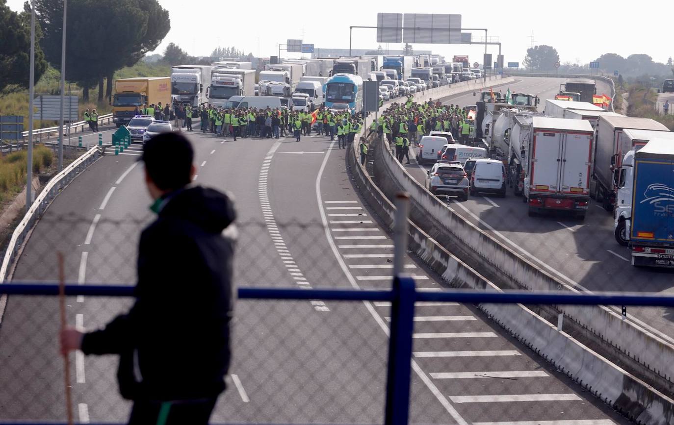 Cortes de tráfico en la A-49 debido a las tractoradas