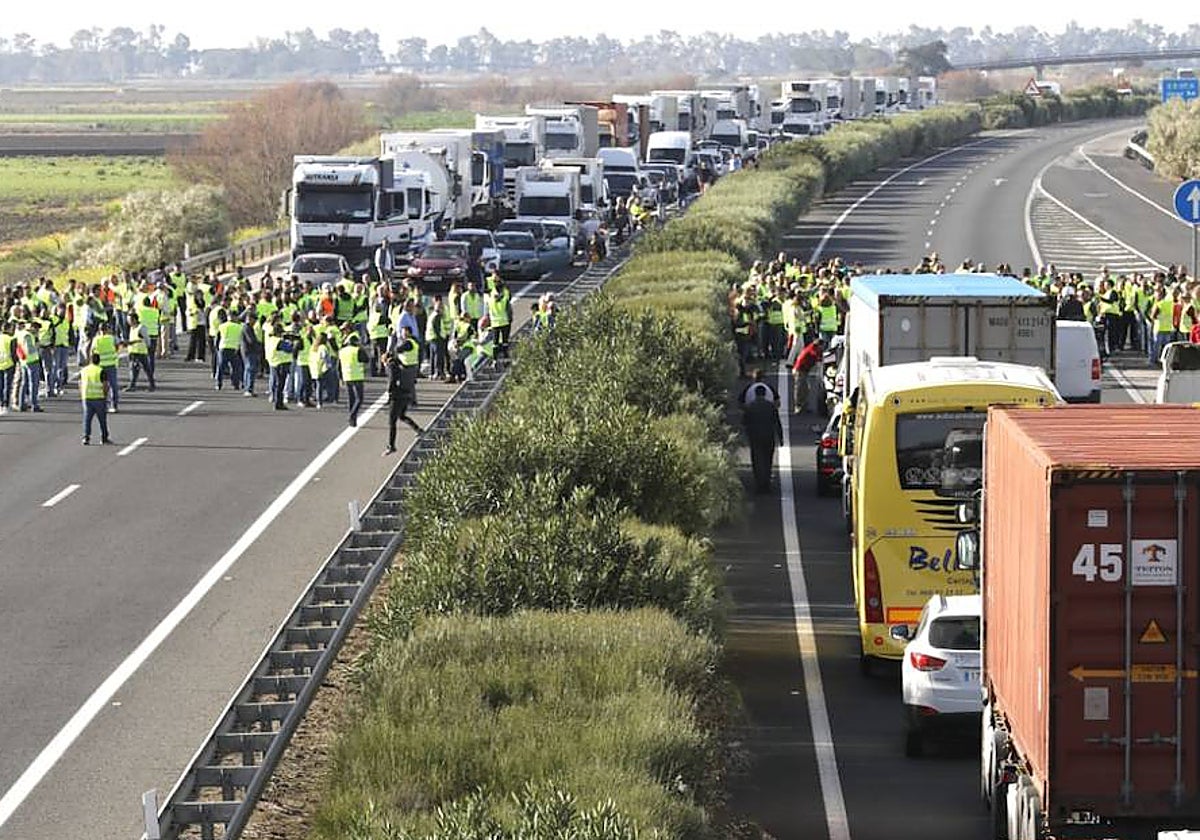 Tractorada en la AP-4 a la altura de Los Palacios y Villafranca