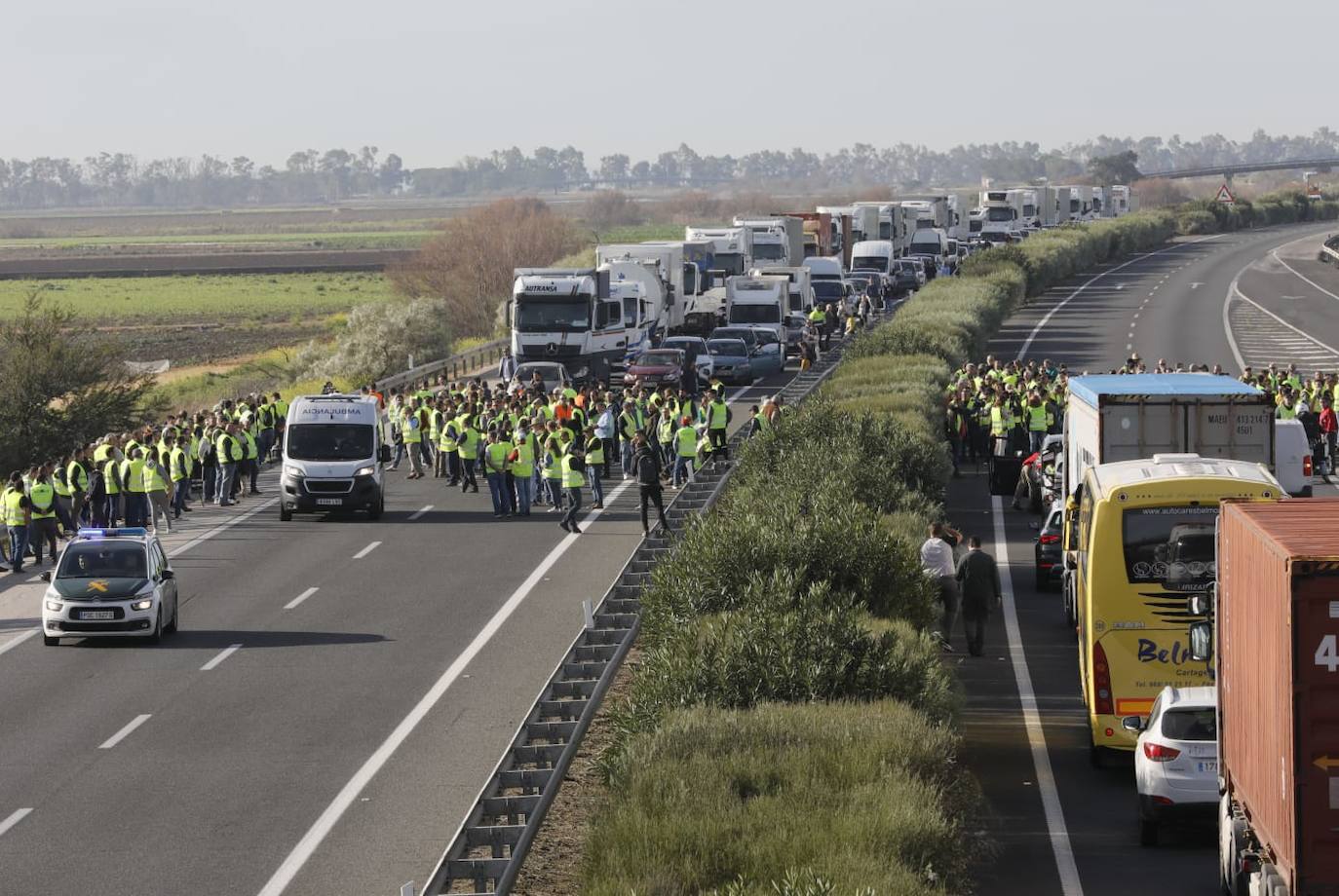 Tractorada en la AP-4 a la altura de Los Palacios y Villafranca