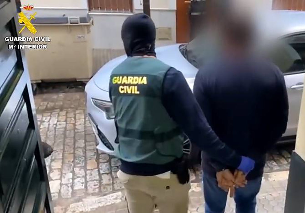 Momento de la detención de Antonio Tejado en su domicilio