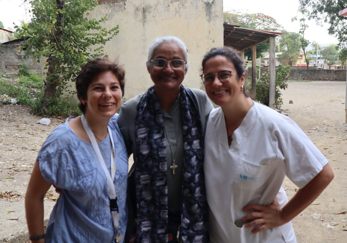 Valle Chías, a la derecha de la imagen con la superiora general, hermana Monica Joseph, en el centro, y otra cooperante en Haití