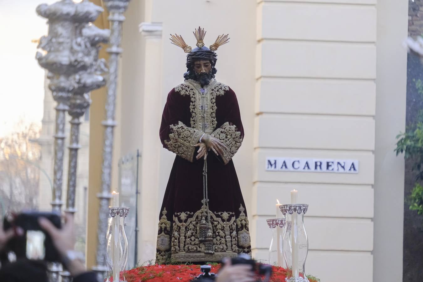 Las calles por las que discurrió el Vía Crucis estaban abarrotadas de gente