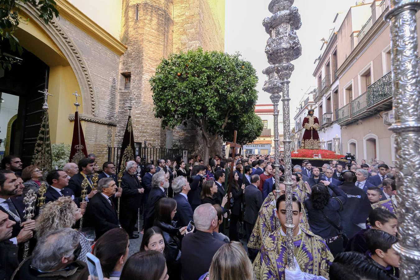Las calles por las que discurrió el Vía Crucis estaban abarrotadas de gente