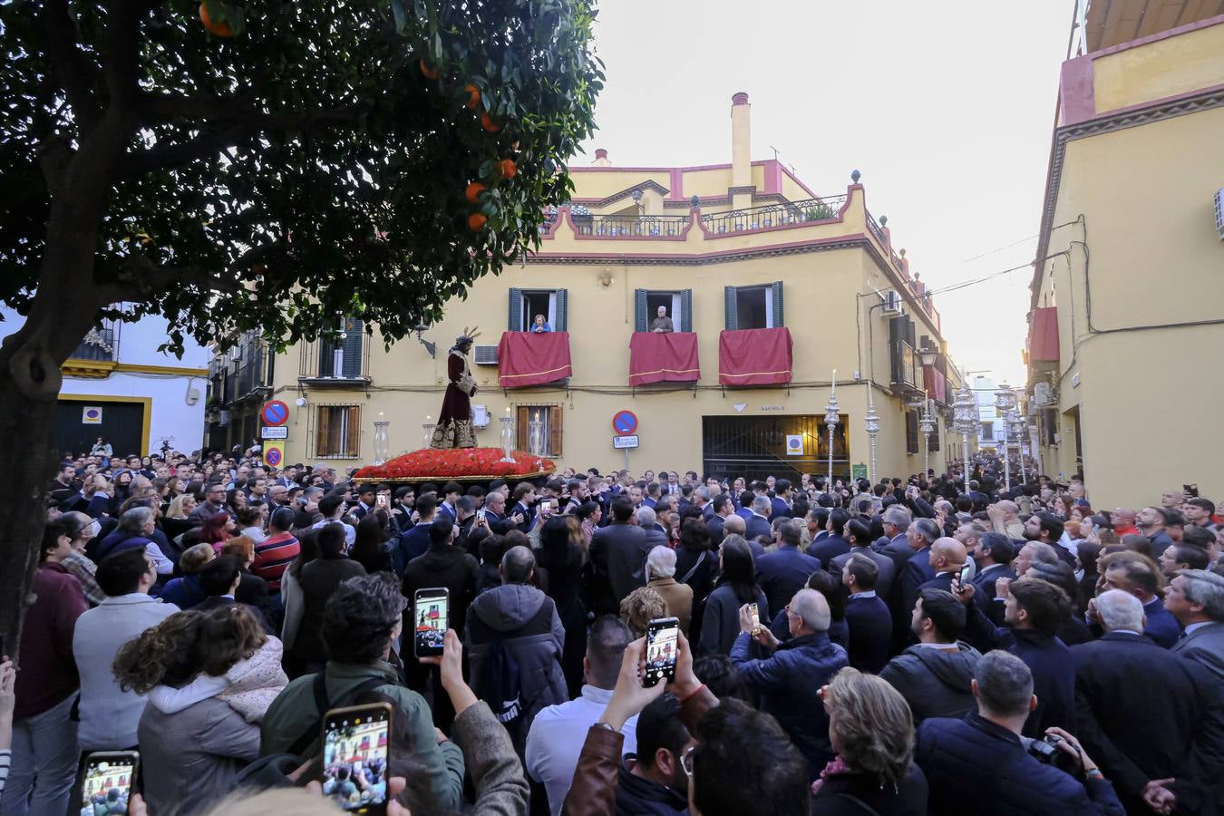 Las calles por las que discurrió el Vía Crucis estaban abarrotadas de gente