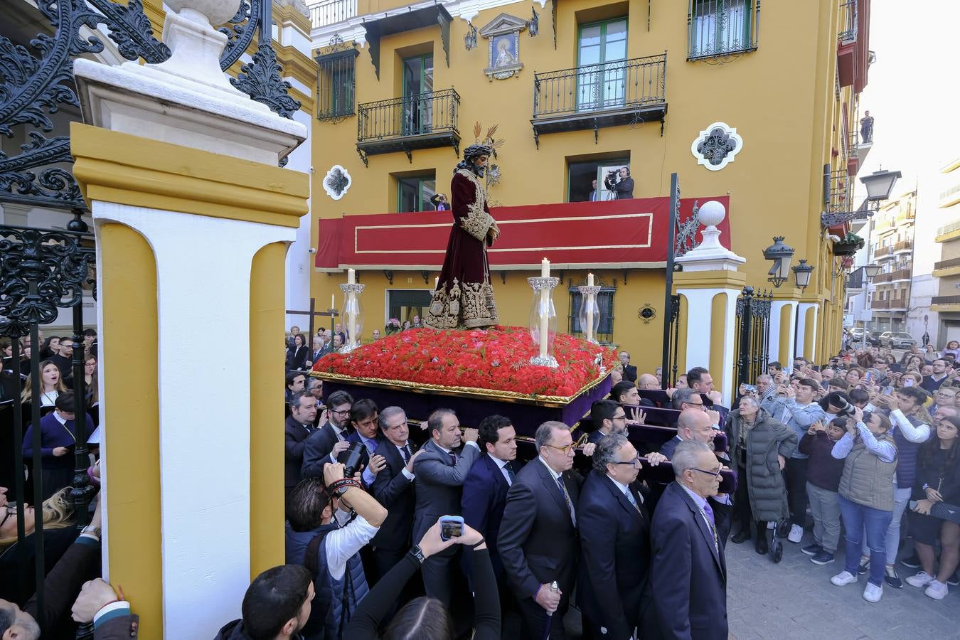 Las calles por las que discurrió el Vía Crucis estaban abarrotadas de gente