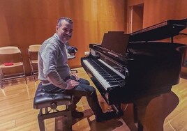 El músico Germán García González cumple 25 ediciones de su concierto de marchas procesionales: «El piano es como mi confesor»