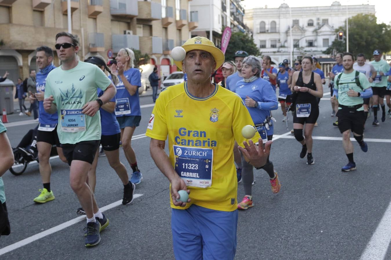 Corredores por el centro histórico de Sevilla
