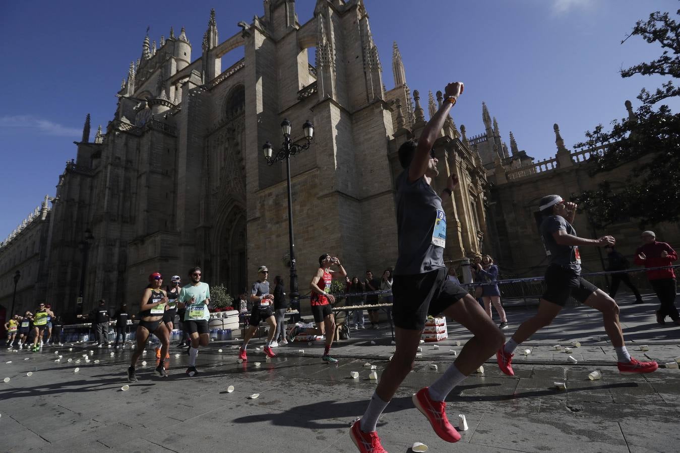 Corredores por el centro histórico de Sevilla