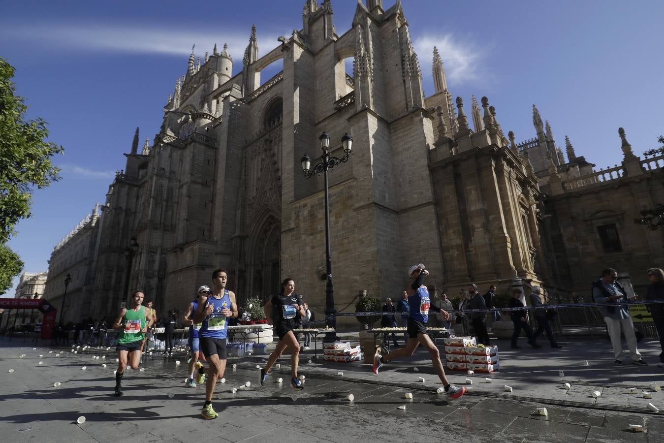 Corredores por el centro histórico de Sevilla
