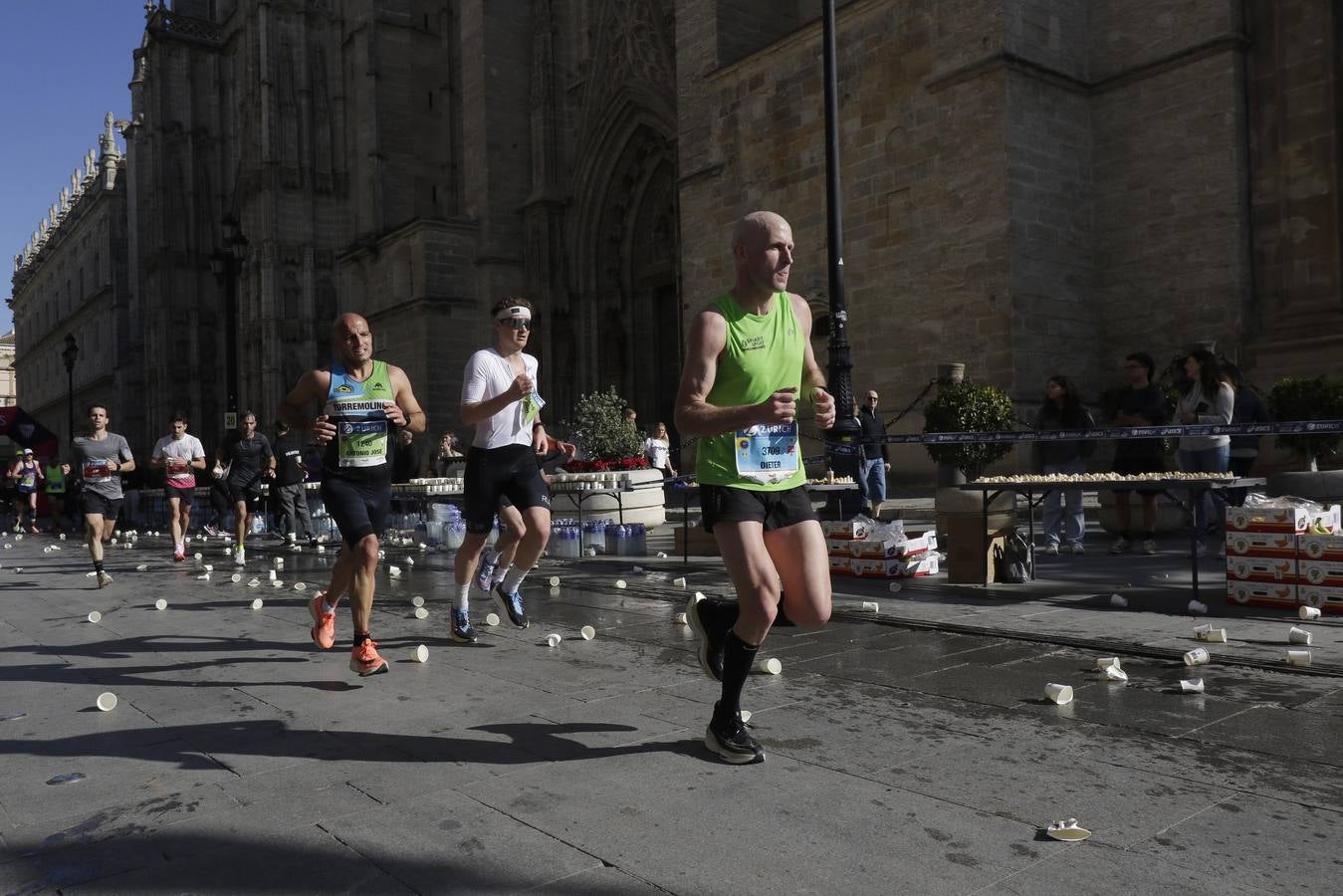 Corredores por el centro histórico de Sevilla