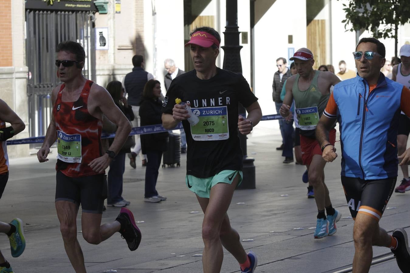 Corredores por el centro histórico de Sevilla