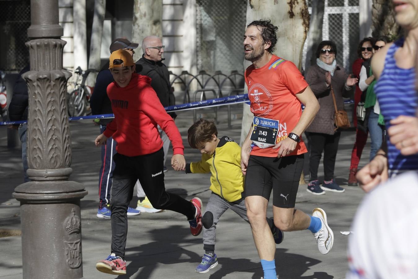 Corredores por el centro histórico de Sevilla