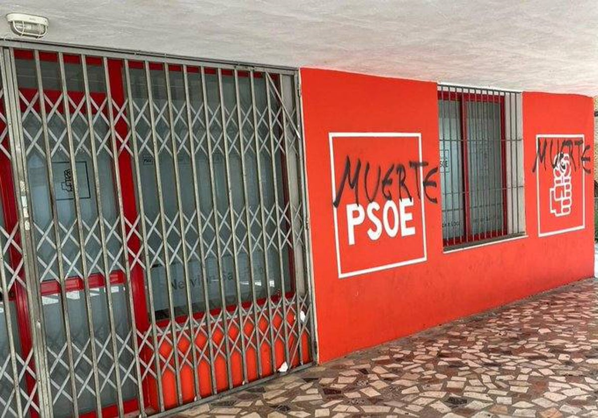 Pintadas en la fachada de una sede del PSOE en Sevilla