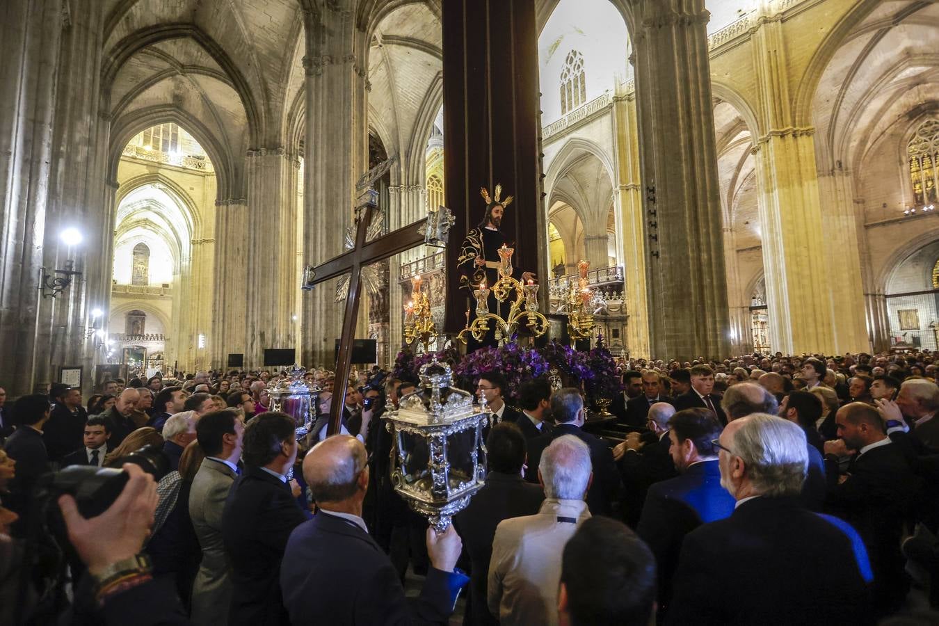 El Vía Crucis de las Hermandades y Cofradías por la Catedral de Sevilla