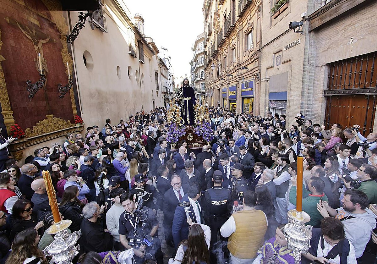 Uno de los momentos del Vía Crucis de la Redención por las calles de Sevilla este primer lunes de Cuaresma