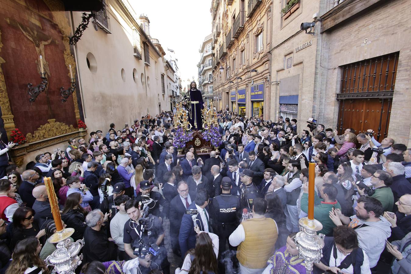 Nuestro Padre Jesús de la Redención ha estado rodeado de numerosos fieles durante todo el Vía Crucis