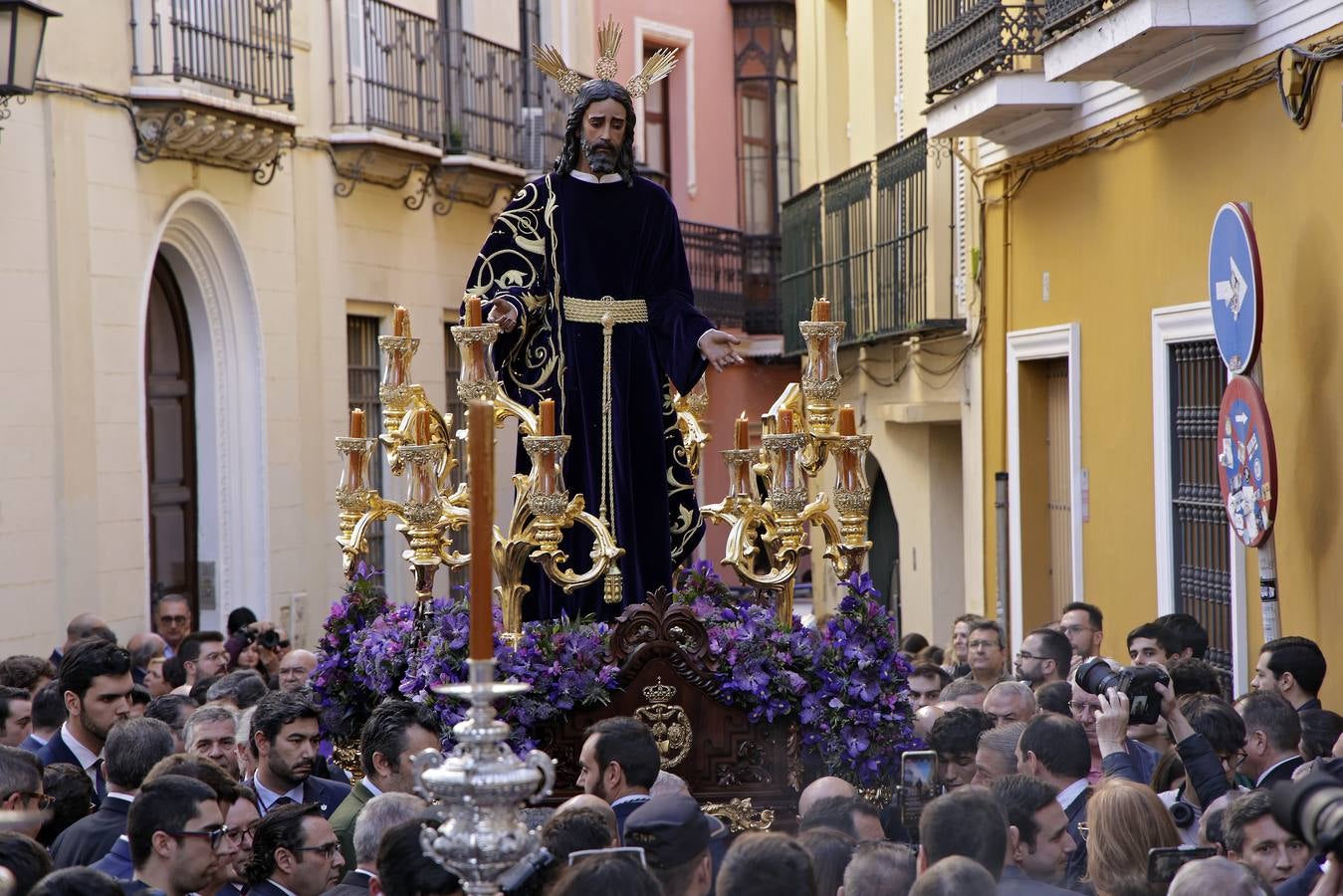 Nuestro Padre Jesús de la Redención ha estado rodeado de numerosos fieles durante todo el Vía Crucis