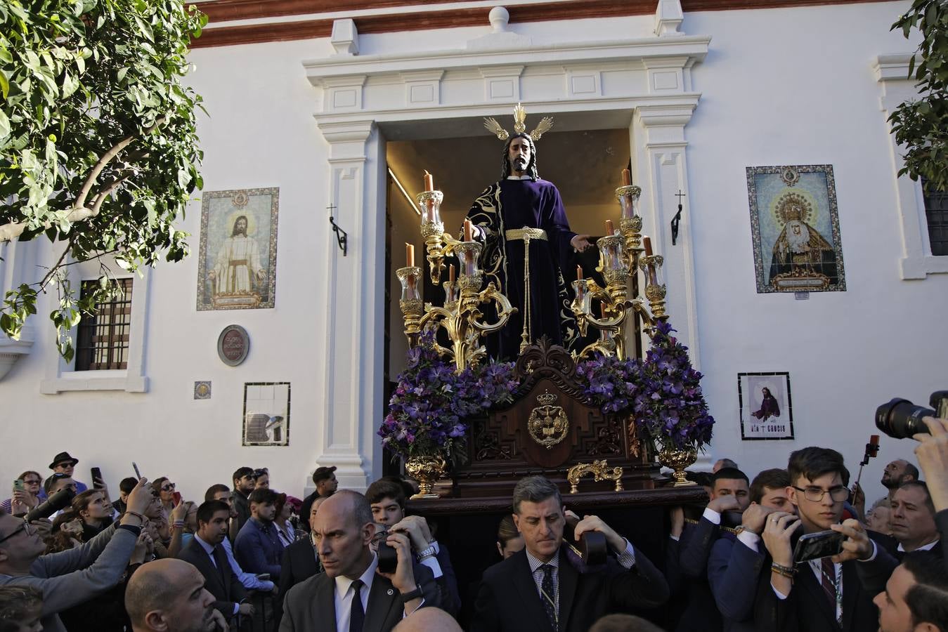 Nuestro Padre Jesús de la Redención ha estado rodeado de numerosos fieles durante todo el Vía Crucis