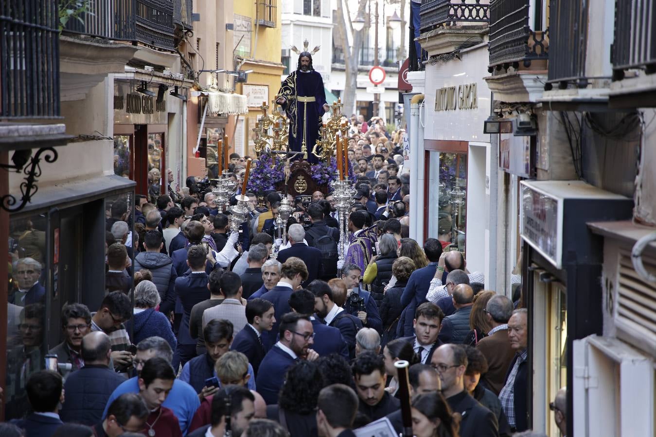 Nuestro Padre Jesús de la Redención ha estado rodeado de numerosos fieles durante todo el Vía Crucis