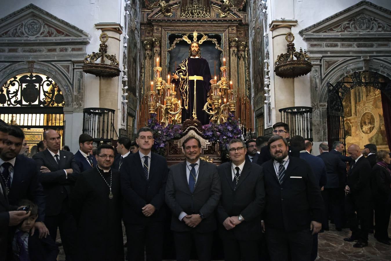 Nuestro Padre Jesús de la Redención ha estado rodeado de numerosos fieles durante todo el Vía Crucis