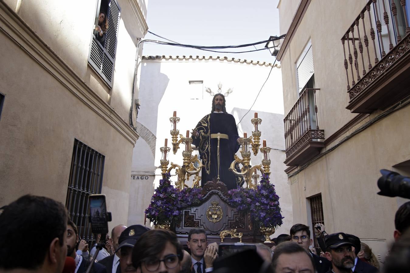 Nuestro Padre Jesús de la Redención ha estado rodeado de numerosos fieles durante todo el Vía Crucis