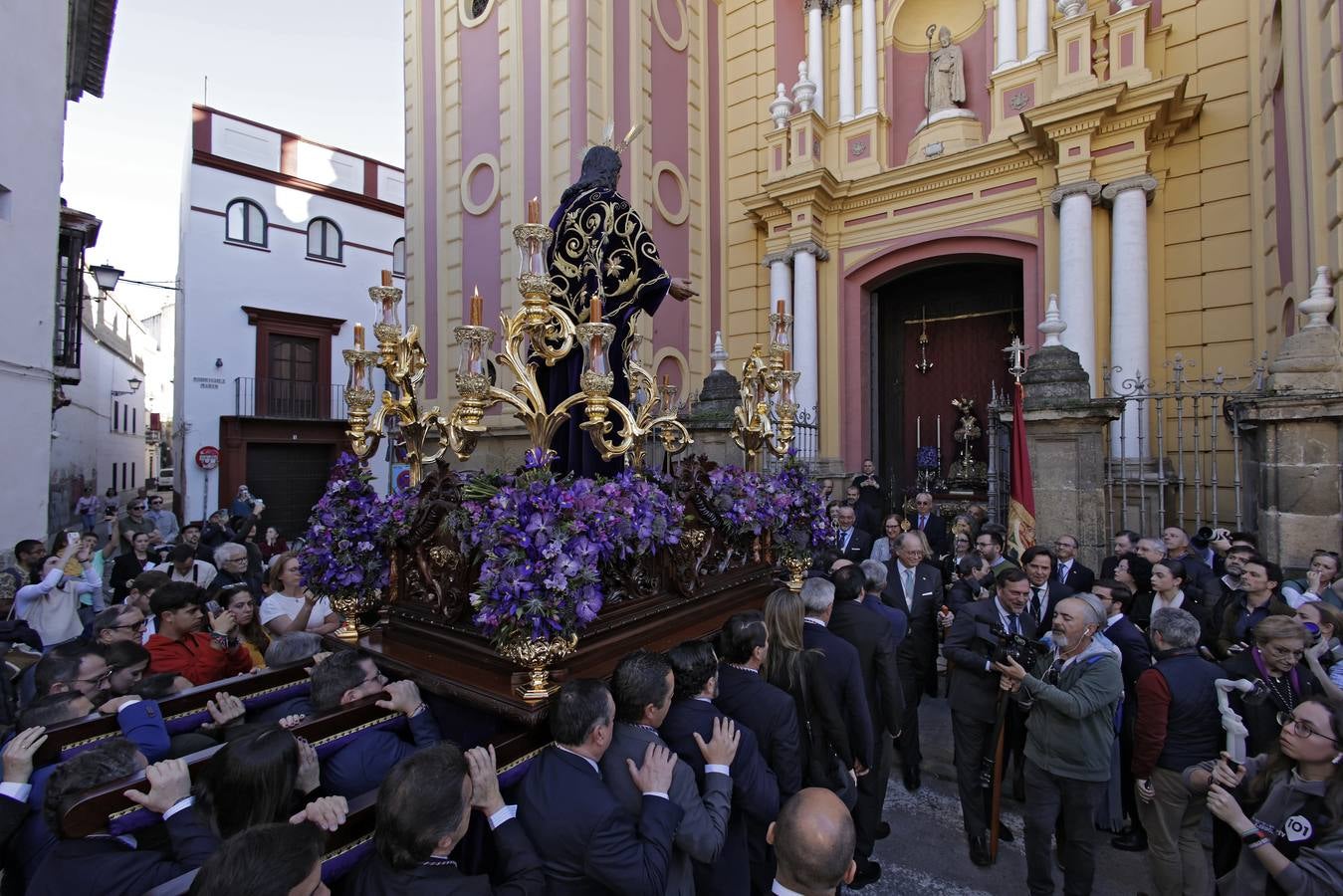 Nuestro Padre Jesús de la Redención ha estado rodeado de numerosos fieles durante todo el Vía Crucis