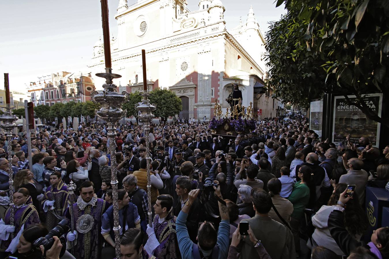 Nuestro Padre Jesús de la Redención ha estado rodeado de numerosos fieles durante todo el Vía Crucis
