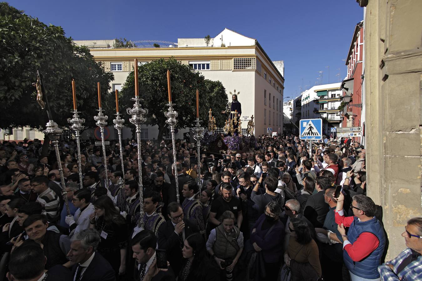 Nuestro Padre Jesús de la Redención ha estado rodeado de numerosos fieles durante todo el Vía Crucis