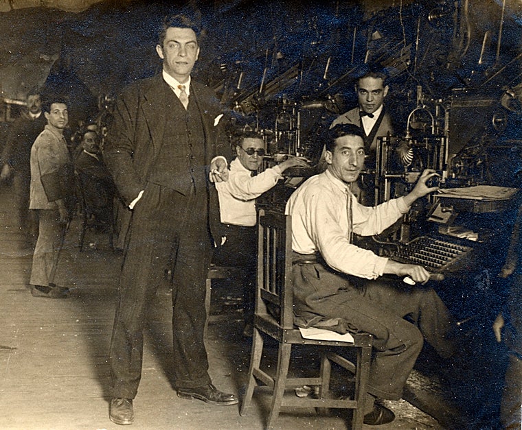 Manuel Chaves Nogales, junto a los linotipistas del Heraldo de Madrid