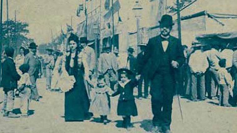 Chaves Nogales paseando de niño con sus padres y su hermana Felisa por la Feria