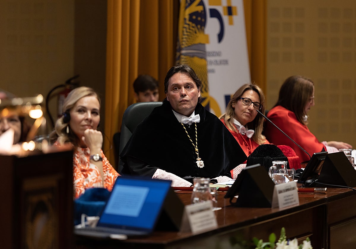 El rector de la Universidad Pablo de Olavide, Francisco Oliva, en un acto académico