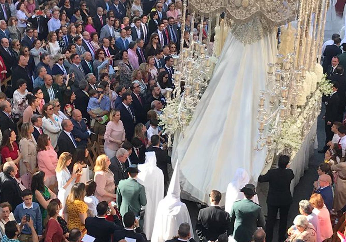 La Virgen de la Paz en un momento de la carrera oficial del Domingo de Ramos sevillano