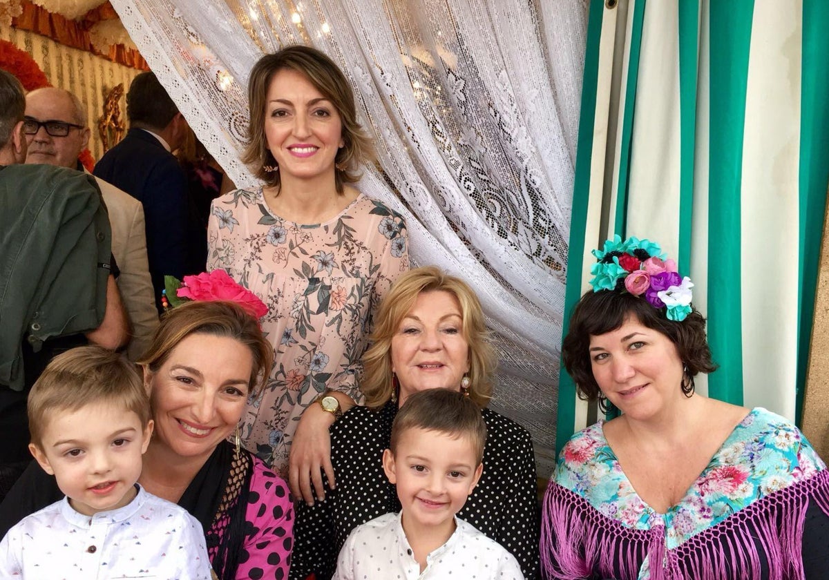 María Teresa Yevenes, rodeada de sus hijas Maite y Margot Coca, sus nietos y Marta Romero