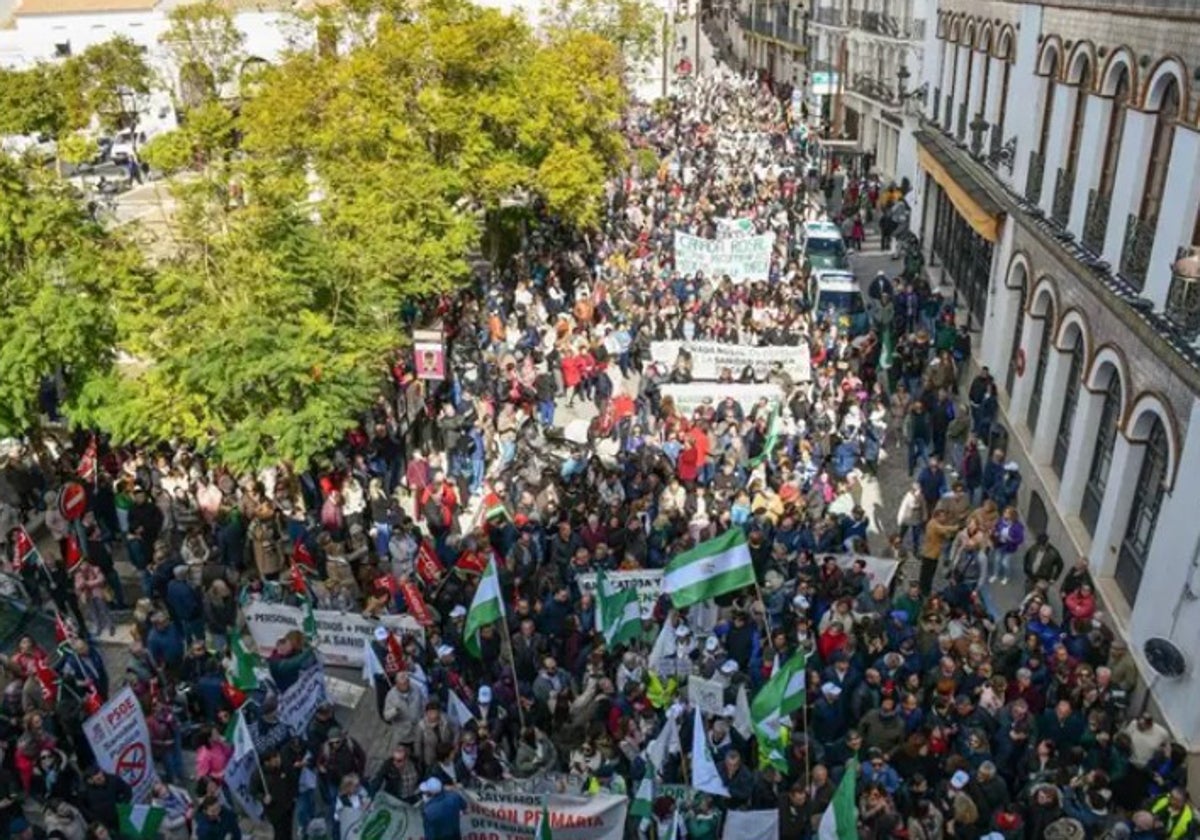 Manifestación en Osuna convocada por Marea Blanca y secundada por varios ayuntamientos de la comarca