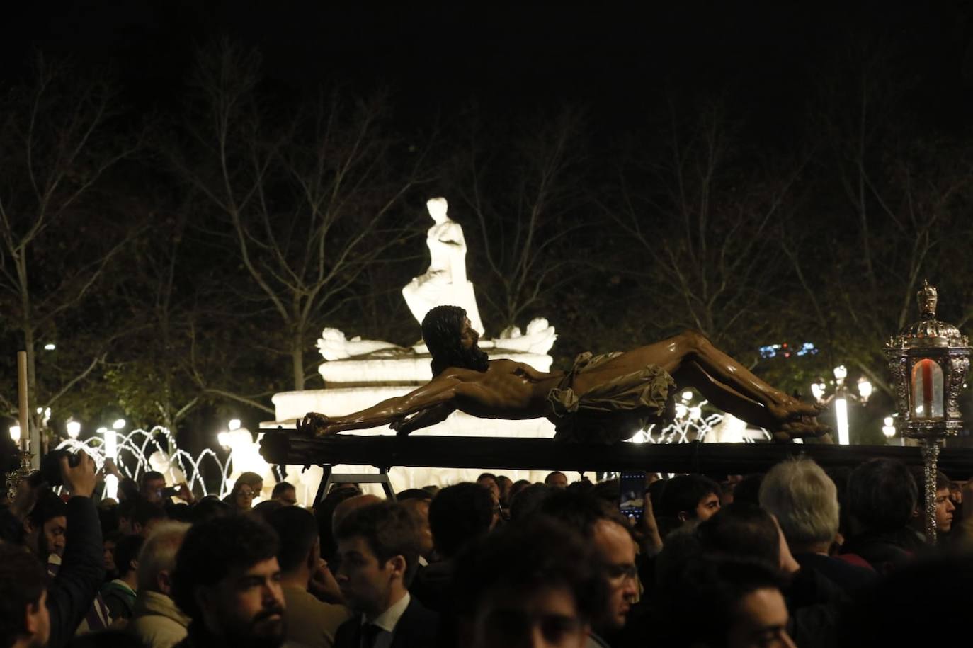 El Vía Crucis de los Estudiantes a la Catedral de Sevilla