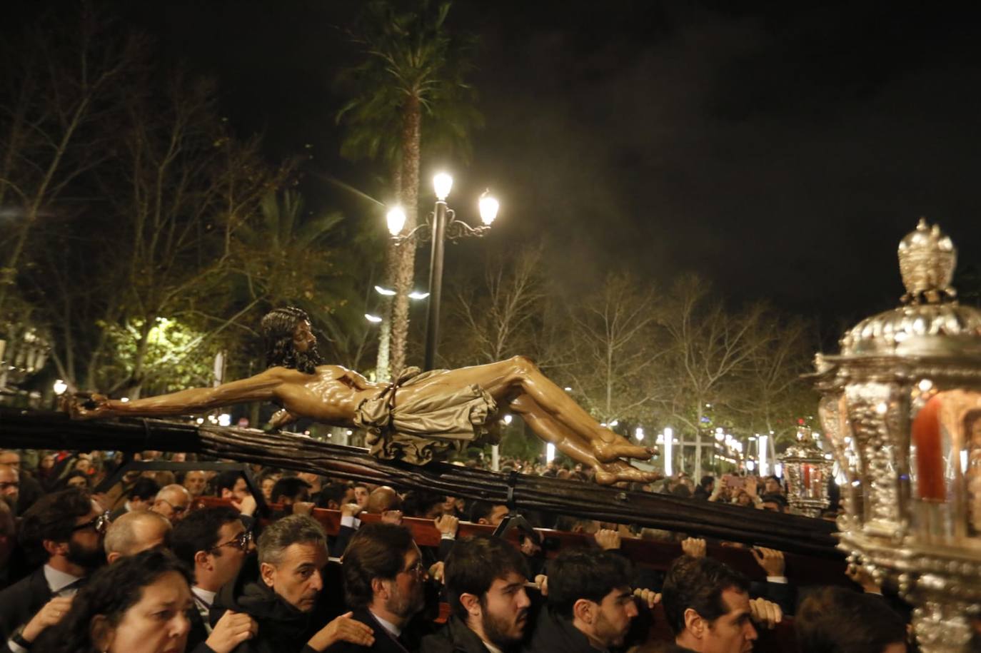 El Vía Crucis de los Estudiantes a la Catedral de Sevilla