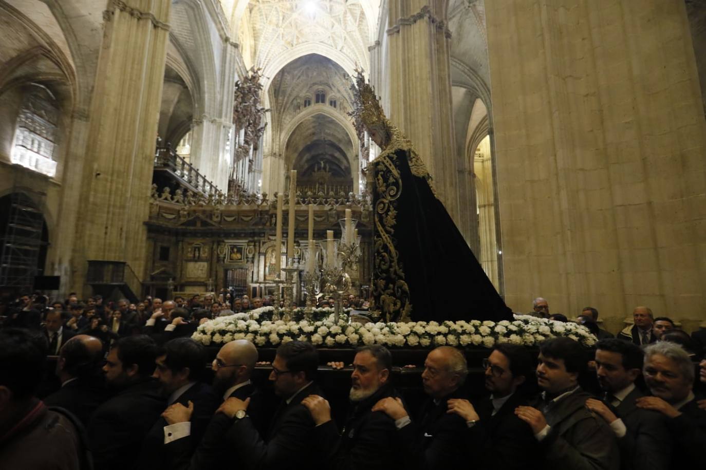 El Vía Crucis de los Estudiantes a la Catedral de Sevilla