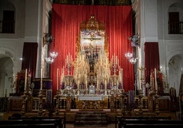 Desmontando un altar de cultos de Sevilla