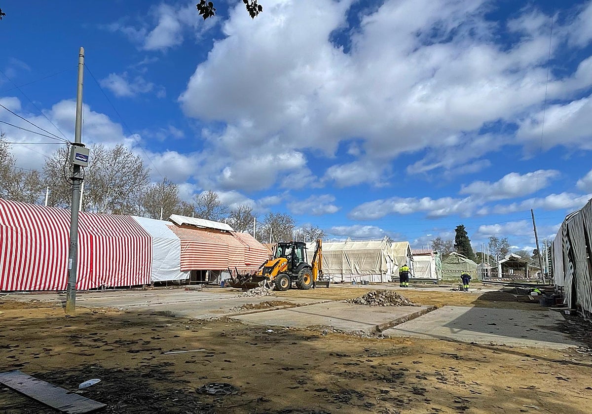 Sobre estas líneas el espacio que ocupaba la caseta del PSOE dividida en cinco módulos
