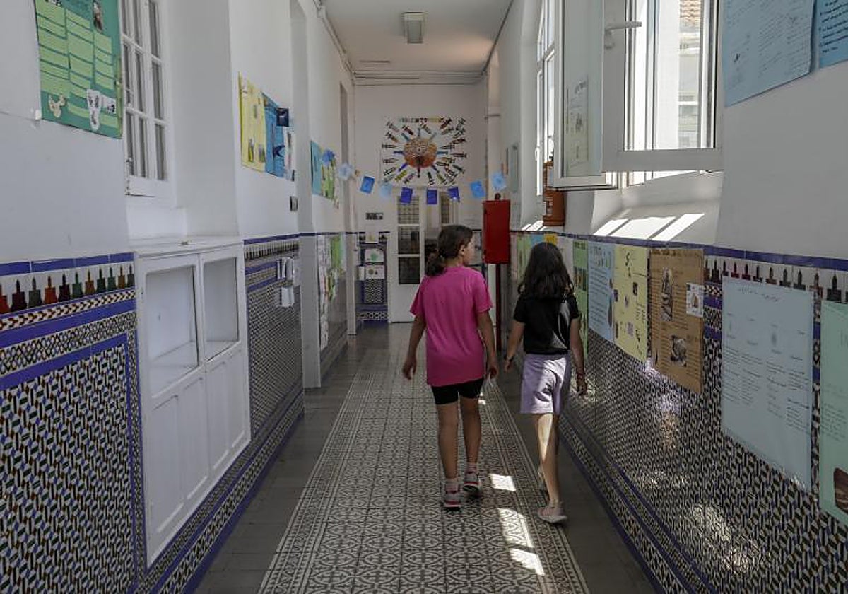 Dos niñas en el interior de un colegio